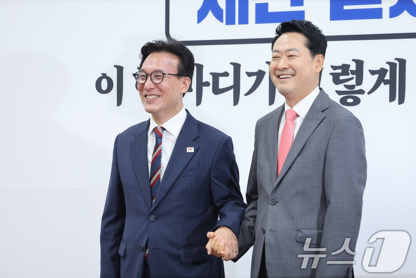 (서울=뉴스1) 신웅수 기자 = 김민석 더불어민주당 대표(왼쪽)가 24일 서울 여의도 국회에서 장동혁 국민의힘 대표를 예방하며 기념촬영을 하고 있다. 2026.8.24/뉴스1