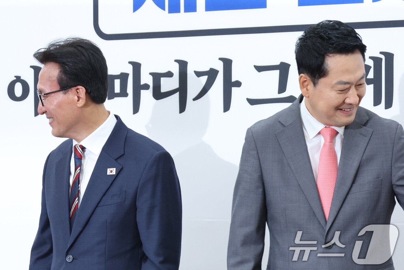 본문 이미지 - 김민석 더불어민주당 대표(왼쪽)가 24일 서울 여의도 국회에서 장동혁 국민의힘 대표를 예방, 기념촬영을 마치고 자리로 이동하고 있다.2026.8.24 ⓒ 뉴스1 신웅수 기자