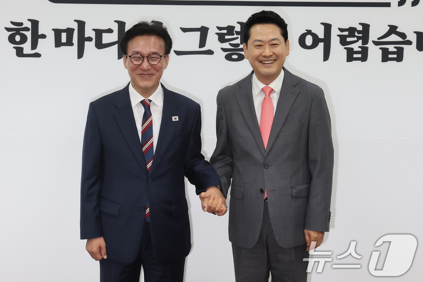 (서울=뉴스1) 황기선 기자 = 김민석 더불어민주당 대표(왼쪽)가 24일 서울 여의도 국회에서 장동혁 국민의힘 대표를 예방, 기념촬영을 하고 있다. 2026.8.24/뉴스1