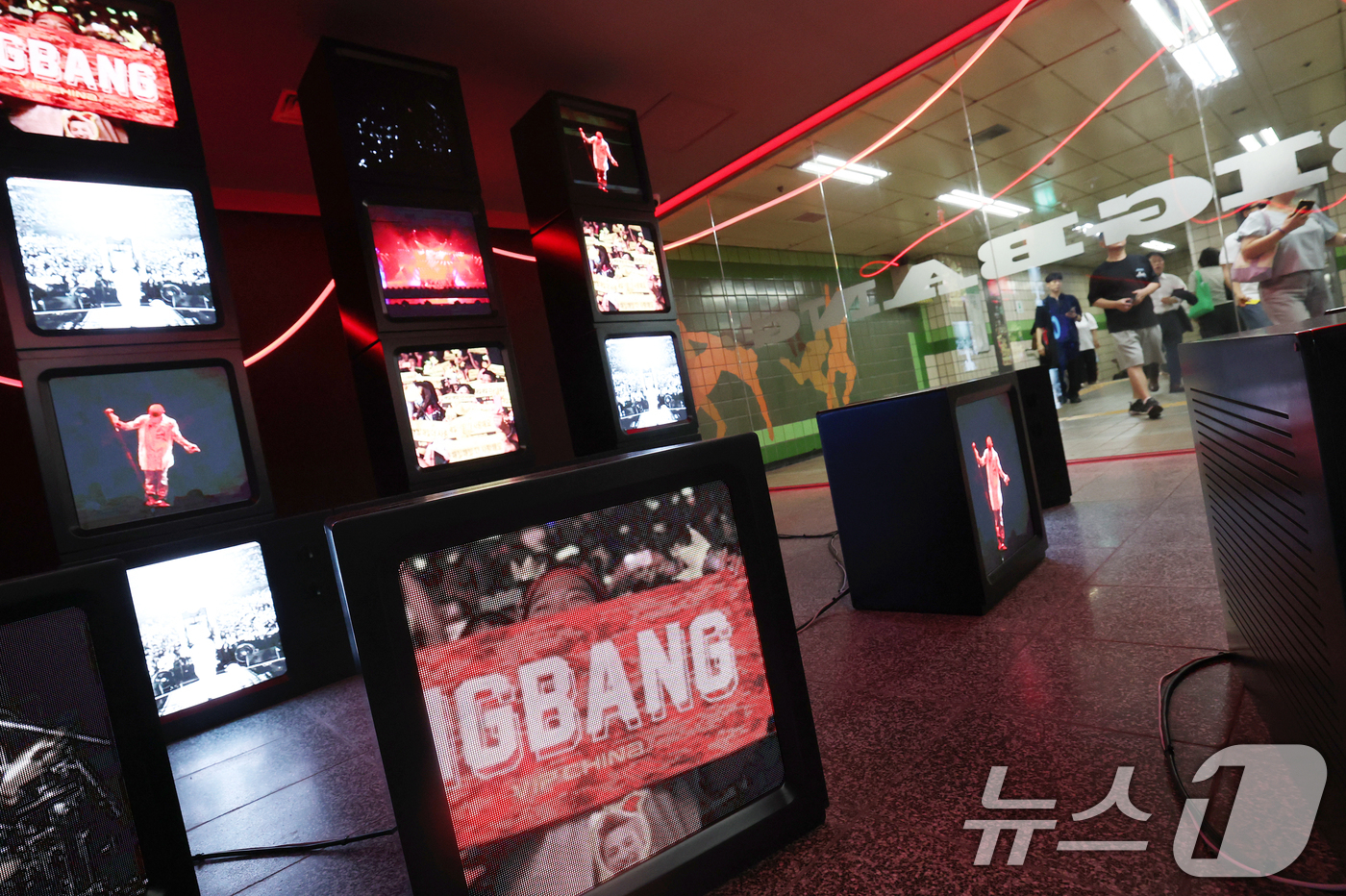 (서울=뉴스1) 오대일 기자 = 24일 서울 중구 을지로입구역 'K-문화 스테이션'에서 열린 빅뱅 20주년 기념 미디어 전시가 시민들의 눈길을 사로잡고 있다.서울시는 서울광장 지하 …