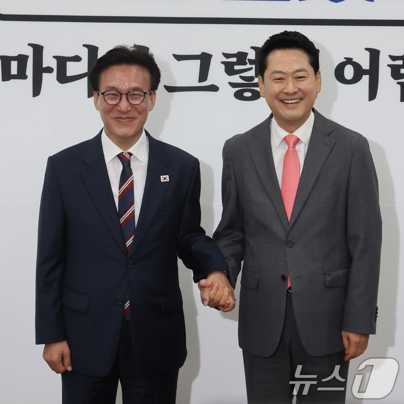 (서울=뉴스1) 황기선 기자 = 김민석 더불어민주당 대표(왼쪽)가 24일 서울 여의도 국회에서 장동혁 국민의힘 대표를 예방, 기념촬영을 하고 있다. 2026.8.24/뉴스1