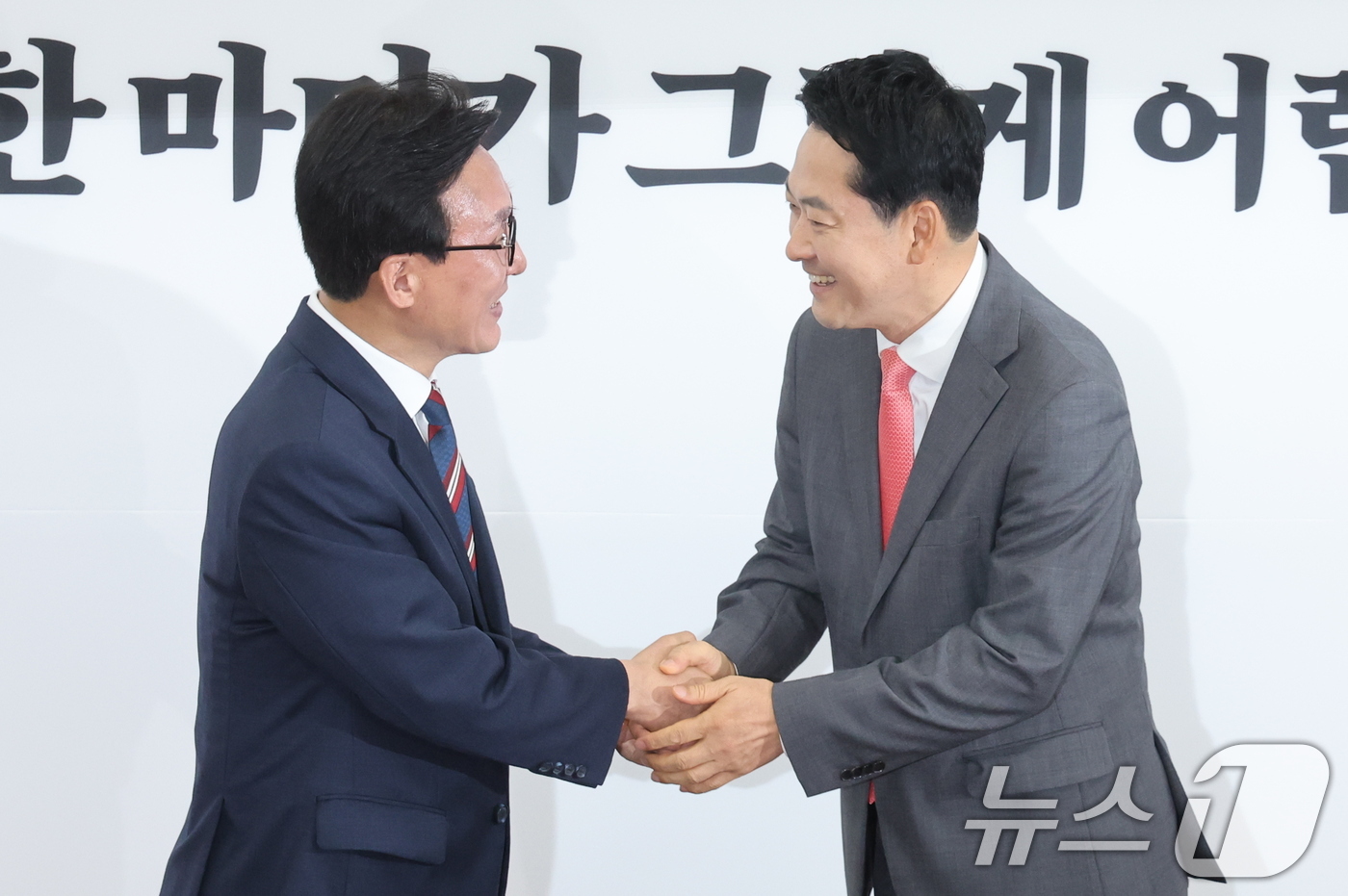 (서울=뉴스1) 황기선 기자 = 김민석 더불어민주당 대표(왼쪽)가 24일 서울 여의도 국회에서 장동혁 국민의힘 대표를 예방하며 인사를 나누고 있다. 2026.8.24/뉴스1