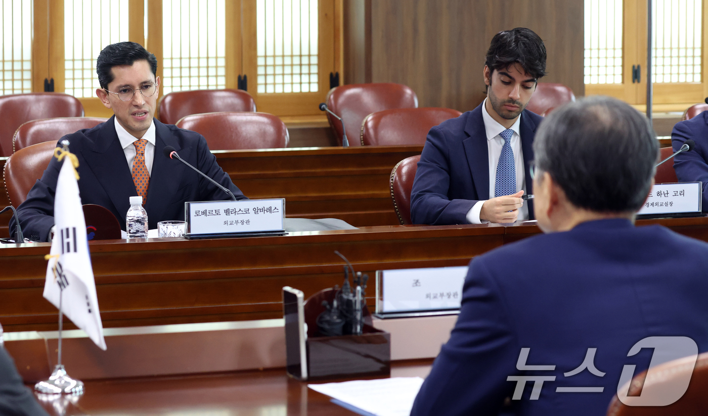 (서울=뉴스1) 김명섭 기자 = 로베르토 벨라스크 알바레스 멕시코 외교장관이 24일 오전 서울 종로구 정부서울청사 별관 외교부에서 열린 한·멕시코 외교장관 회담에서 모두 발언을 하 …