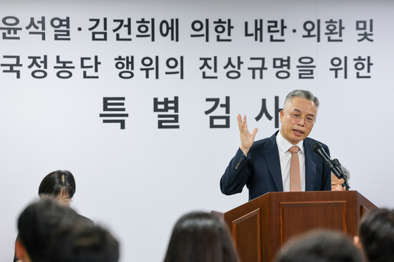 브리핑 나선 권창영 특별검사