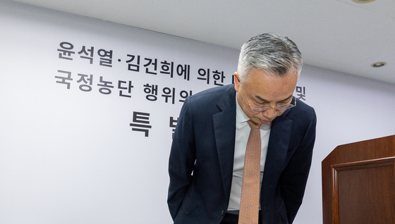 국민들 향해 인사하는 권창영 특검