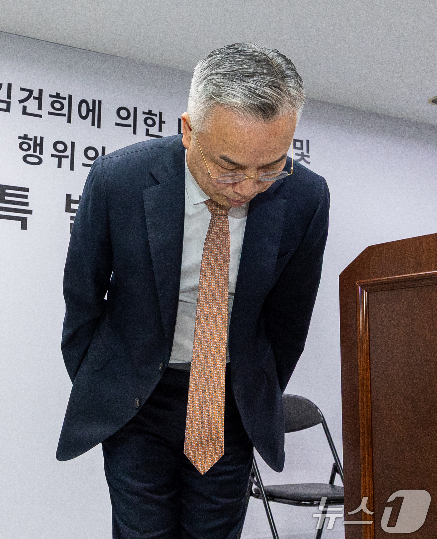 (과천=뉴스1) 안은나 기자 = 윤석열·김건희에 의한 내란·외환 및 국정농단 행위의 진상규명을 위한 권창영 특별검사가 24일 경기 과천시 특검사무실에서 2차 종합특검 180일간의 …