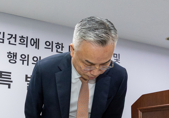 국민들 향해 인사하는 권창영 특검
