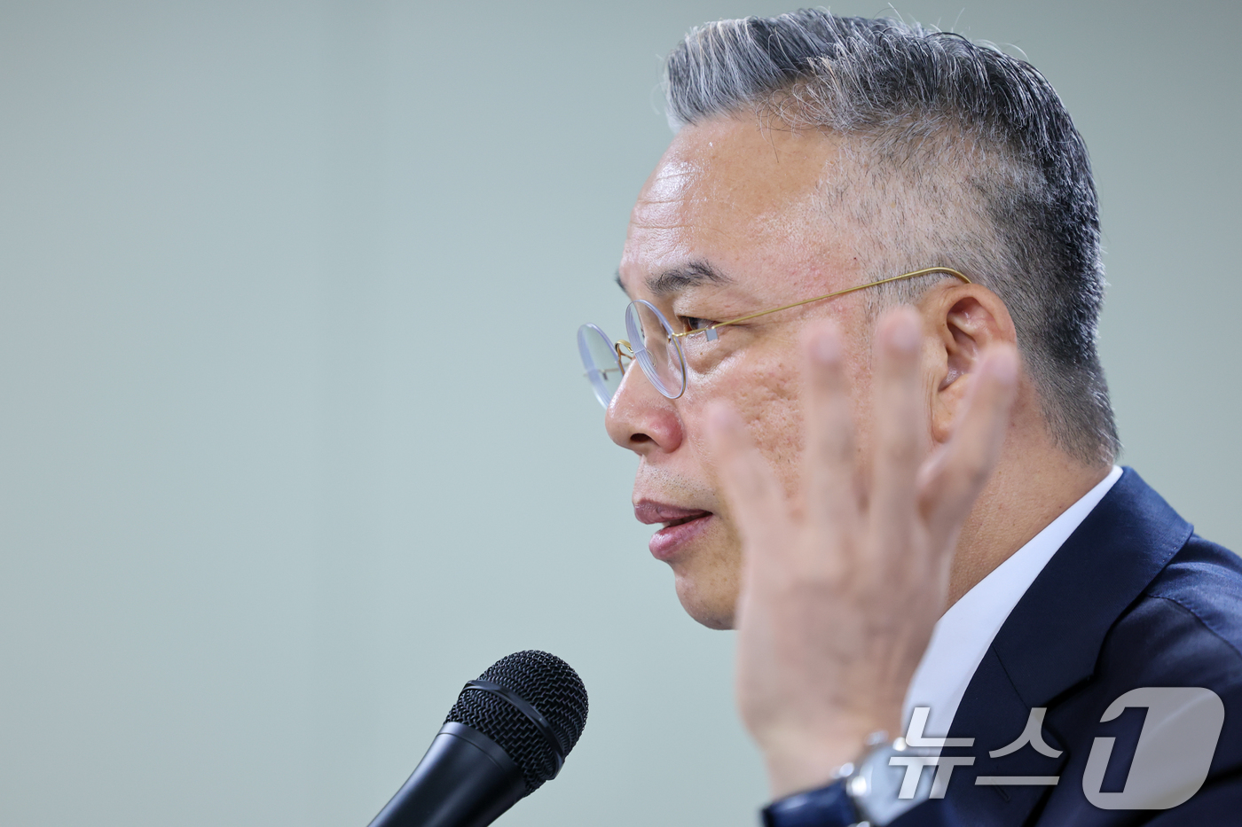 (과천=뉴스1) 안은나 기자 = 윤석열·김건희에 의한 내란·외환 및 국정농단 행위의 진상규명을 위한 권창영 특별검사가 24일 경기 과천시 특검사무실에서 2차 종합특검 180일간의 …