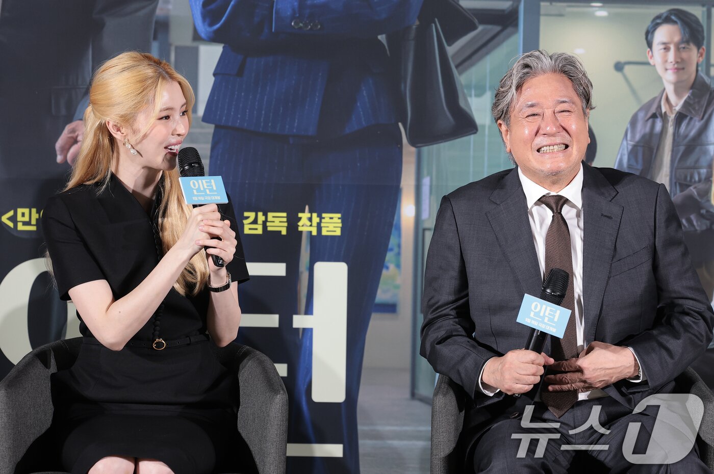 본문 이미지 - 배우 한소희(왼쪽)가 24일 오전 서울 용산구 CGV 용산아이파크몰에서 영화 ‘인턴'(감독 김도영) 제작보고회에 참석해 최민식과의 호흡에 대해 이야기 하고 있다. ⓒ 뉴스1 권현진 기자