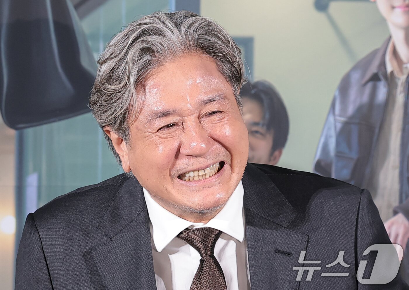 본문 이미지 - 배우 최민식이 24일 오전 서울 용산구 CGV 용산아이파크몰에서 영화 ‘인턴'(감독 김도영) 제작보고회에 참석해 미소를 짓고 있다. '인턴'은 '인턴'은 론칭 3년 만에 패션계의 다크호스로 급부상한 선우(한소희 분)의 회사에 경력 37년 차 실버 인턴 기호(최민식 분)가 입사하면서 시작되는 일을 그린 작품이다. 2026.8.24 ⓒ 뉴스1 권현진 기자
