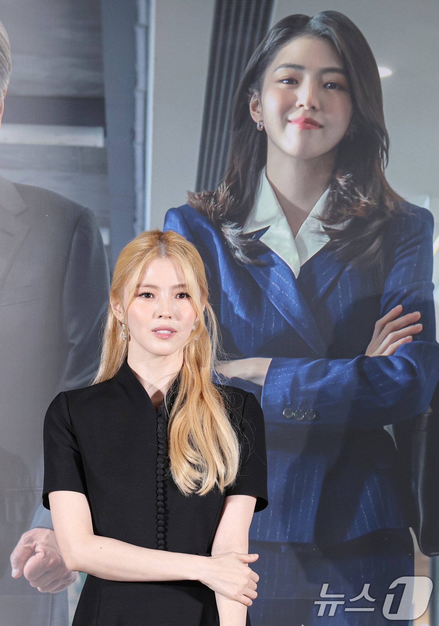 본문 이미지 - 배우 한소희가 24일 오전 서울 용산구 CGV 용산아이파크몰에서 영화 ‘인턴'(감독 김도영) 제작보고회에 참석해 포즈를 취하고 있다. ⓒ 뉴스1 권현진 기자