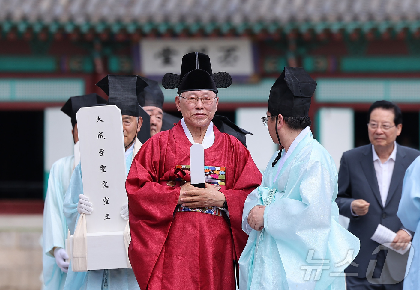 (서울=뉴스1) 김성진 기자 = 24일 서울 종로구 성균관 대성전에서 열린 '공기 2577년 성균관 대성전 준공식 및 위패 환안 행차'에서 대성전 위패를 본래 자리로 모시는 환안 …