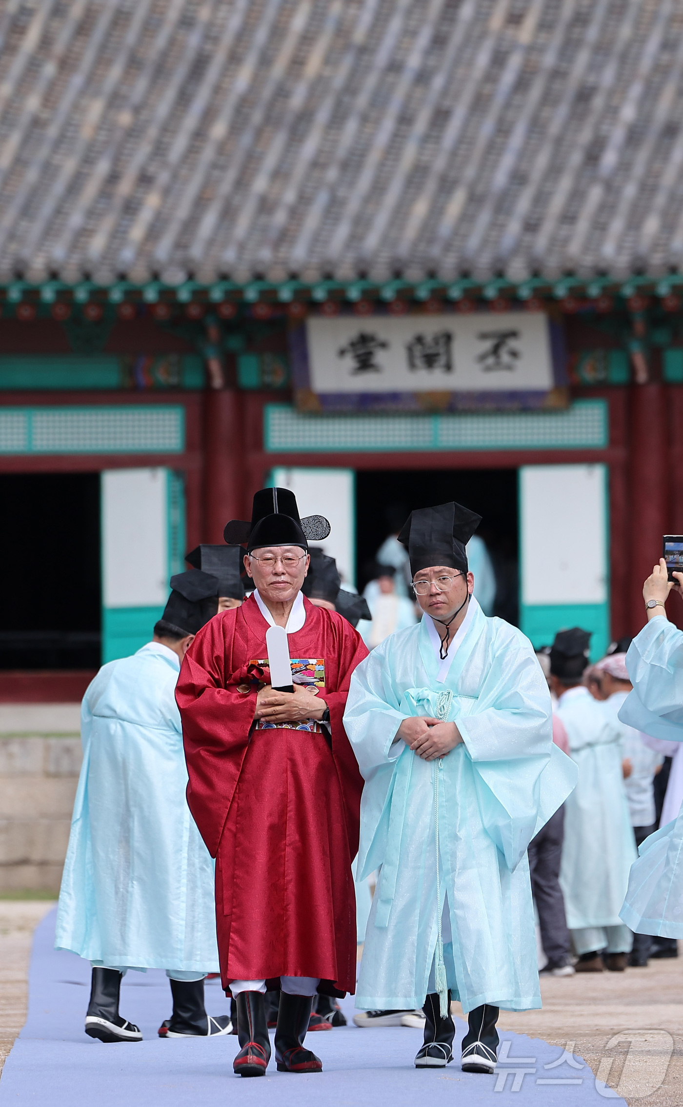 (서울=뉴스1) 김성진 기자 = 24일 서울 종로구 성균관 대성전에서 열린 '공기 2577년 성균관 대성전 준공식 및 위패 환안 행차'에서 대성전 위패를 본래 자리로 모시는 환안 …