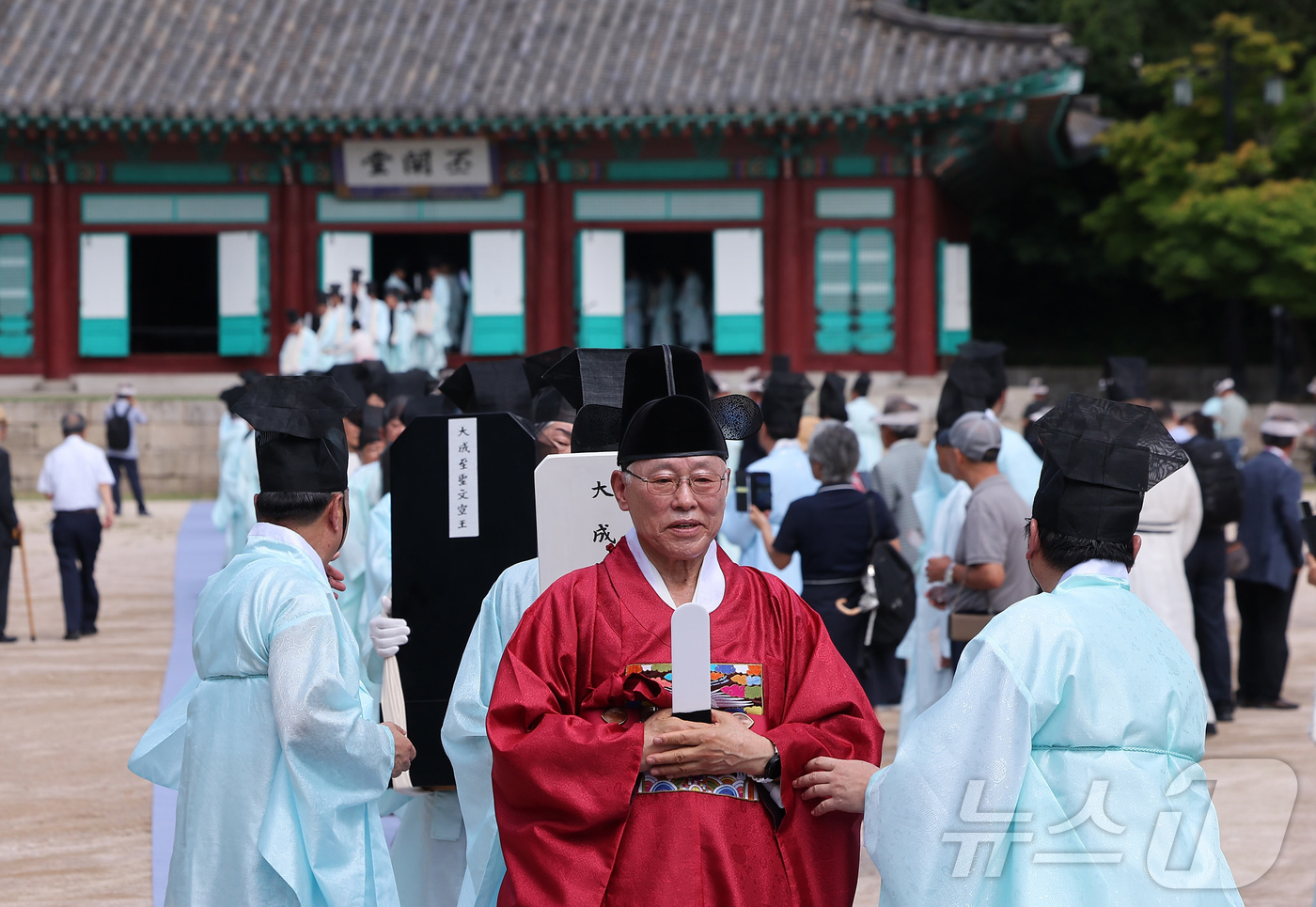 (서울=뉴스1) 김성진 기자 = 24일 서울 종로구 성균관 대성전에서 열린 '공기 2577년 성균관 대성전 준공식 및 위패 환안 행차'에서 대성전 위패를 본래 자리로 모시는 환안 …