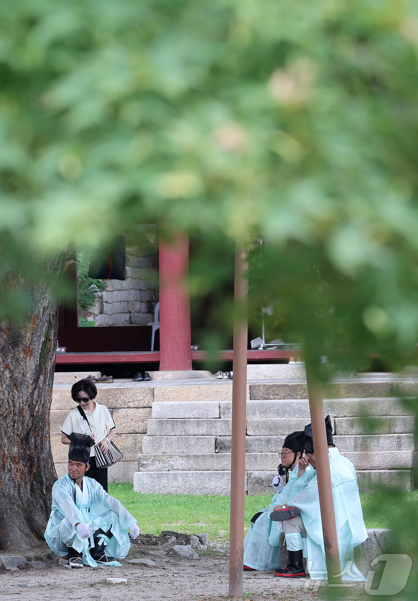(서울=뉴스1) 김성진 기자 = 24일 서울 종로구 성균관 대성전에서 열린 '공기 2577년 성균관 대성전 준공식 및 위패 환안 행차'에서 유림들이 나무 그늘 아래에서 더위를 식히 …