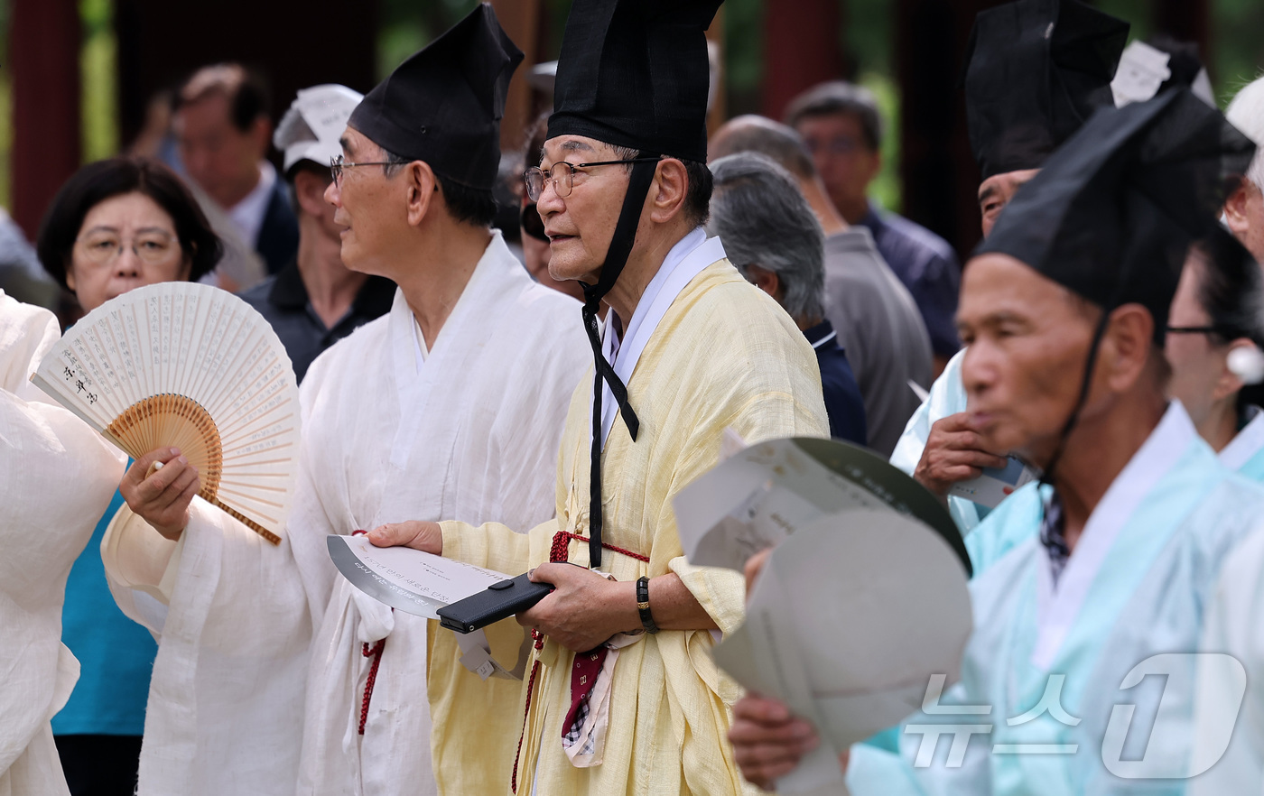 (서울=뉴스1) 김성진 기자 = 24일 서울 종로구 성균관 대성전에서 열린 '공기 2577년 성균관 대성전 준공식 및 위패 환안 행차'에서 유림들이 부채질을 하고 있다.대성전은 공 …