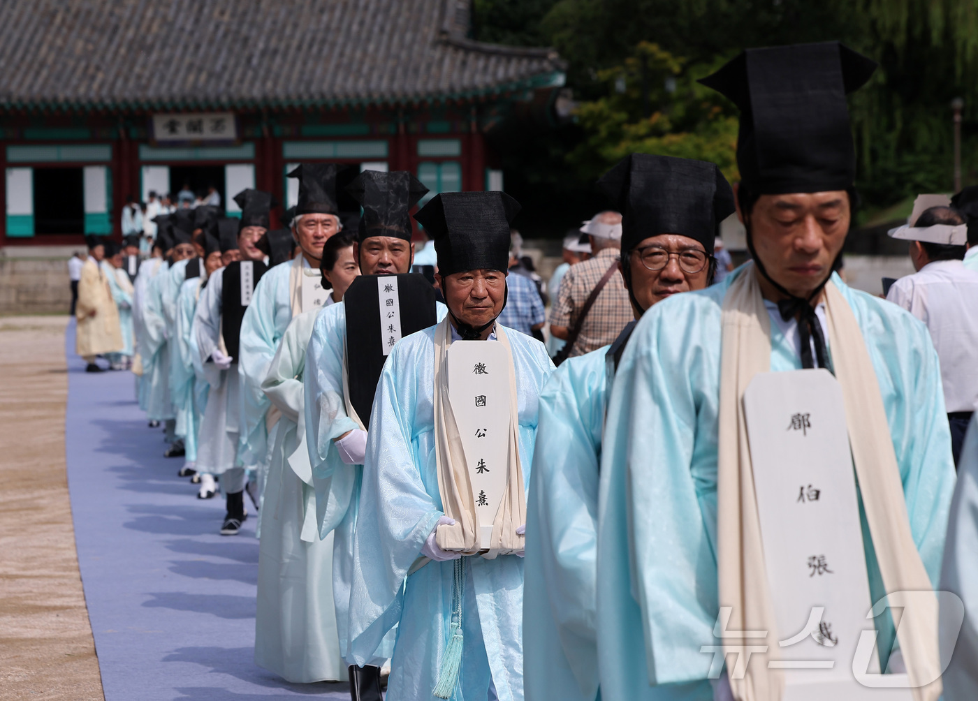 (서울=뉴스1) 김성진 기자 = 24일 서울 종로구 성균관 대성전에서 열린 '공기 2577년 성균관 대성전 준공식 및 위패 환안 행차'에서 대성전 위패를 본래 자리로 모시는 환안 …