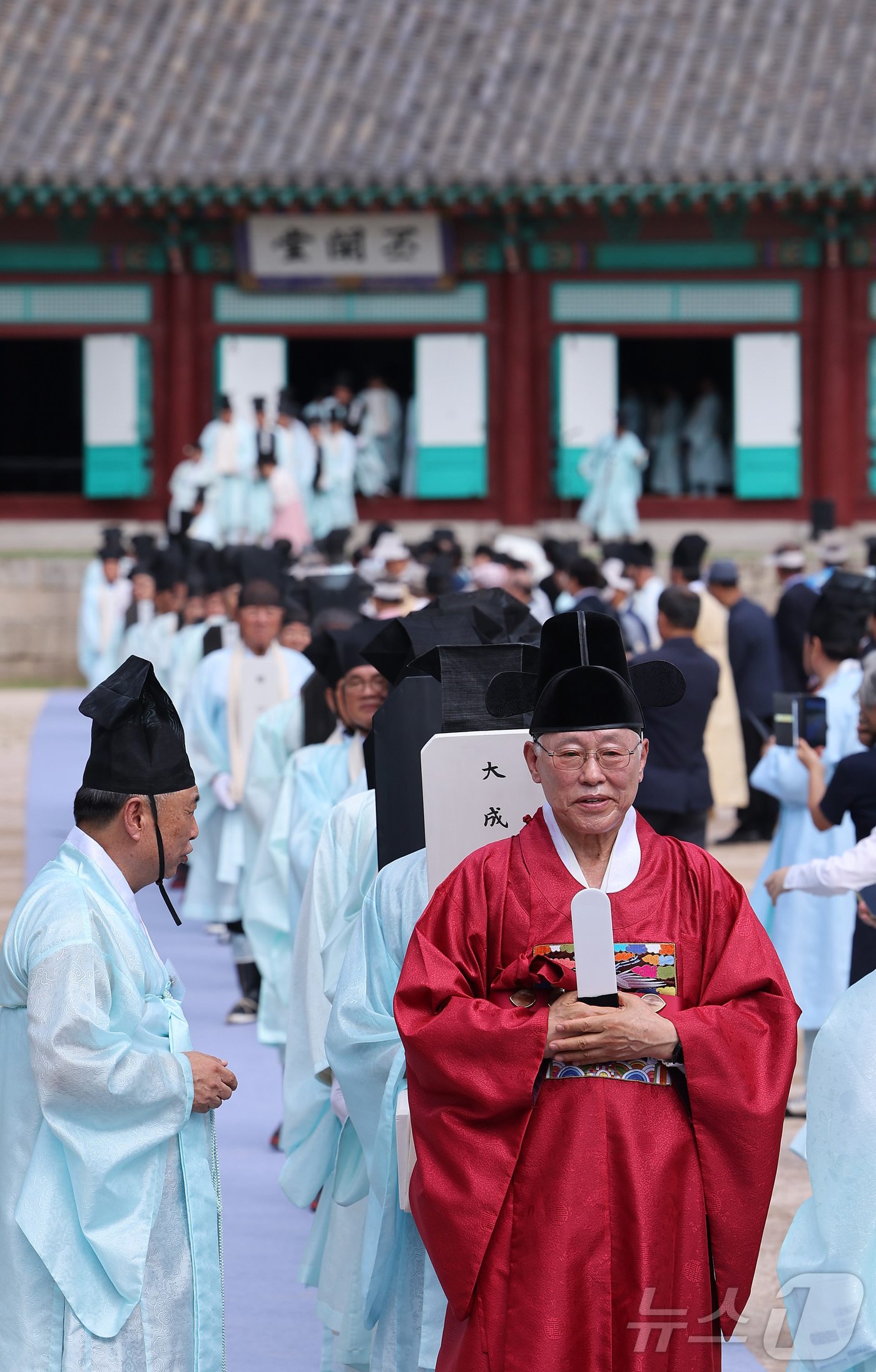 (서울=뉴스1) 김성진 기자 = 24일 서울 종로구 성균관 대성전에서 열린 '공기 2577년 성균관 대성전 준공식 및 위패 환안 행차'에서 대성전 위패를 본래 자리로 모시는 환안 …