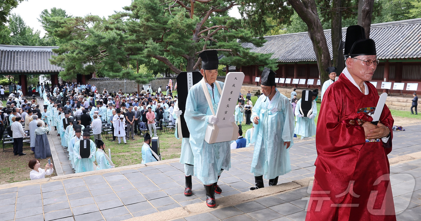 (서울=뉴스1) 김성진 기자 = 24일 서울 종로구 성균관 대성전에서 열린 '공기 2577년 성균관 대성전 준공식 및 위패 환안 행차'에서 대성전 위패를 본래 자리로 모시는 환안 …