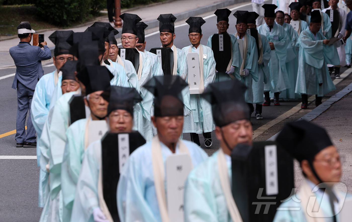 (서울=뉴스1) 김성진 기자 = 24일 서울 종로구 성균관 대성전에서 열린 '공기 2577년 성균관 대성전 준공식 및 위패 환안 행차'에서 대성전 위패를 본래 자리로 모시는 환안 …