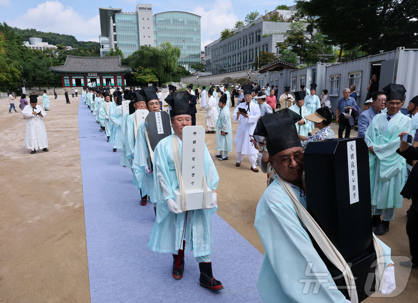 (서울=뉴스1) 김성진 기자 = 24일 서울 종로구 성균관 대성전에서 열린 '공기 2577년 성균관 대성전 준공식 및 위패 환안 행차'에서 대성전 위패를 본래 자리로 모시는 환안 …