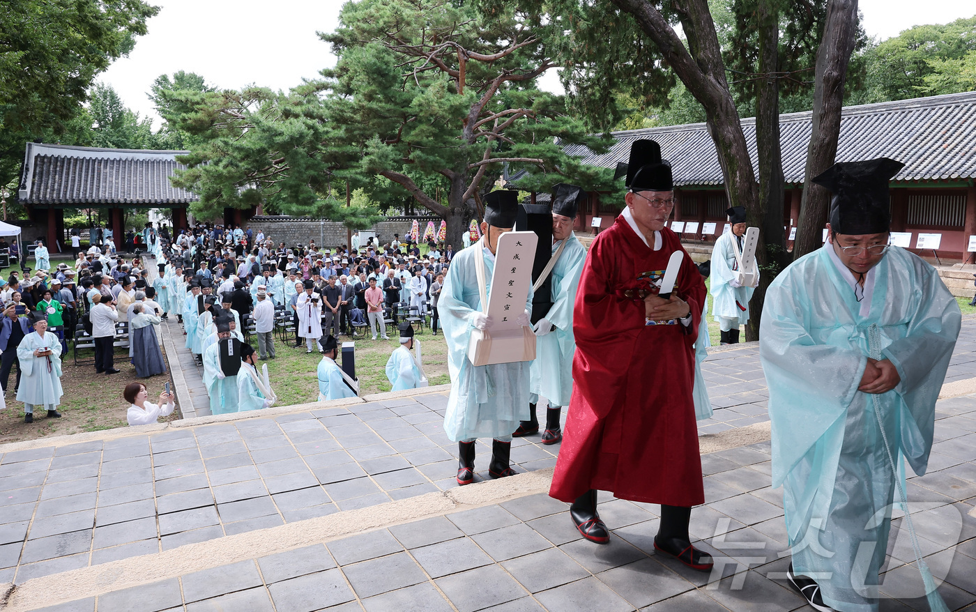 (서울=뉴스1) 김성진 기자 = 24일 서울 종로구 성균관 대성전에서 열린 '공기 2577년 성균관 대성전 준공식 및 위패 환안 행차'에서 대성전 위패를 본래 자리로 모시는 환안 …