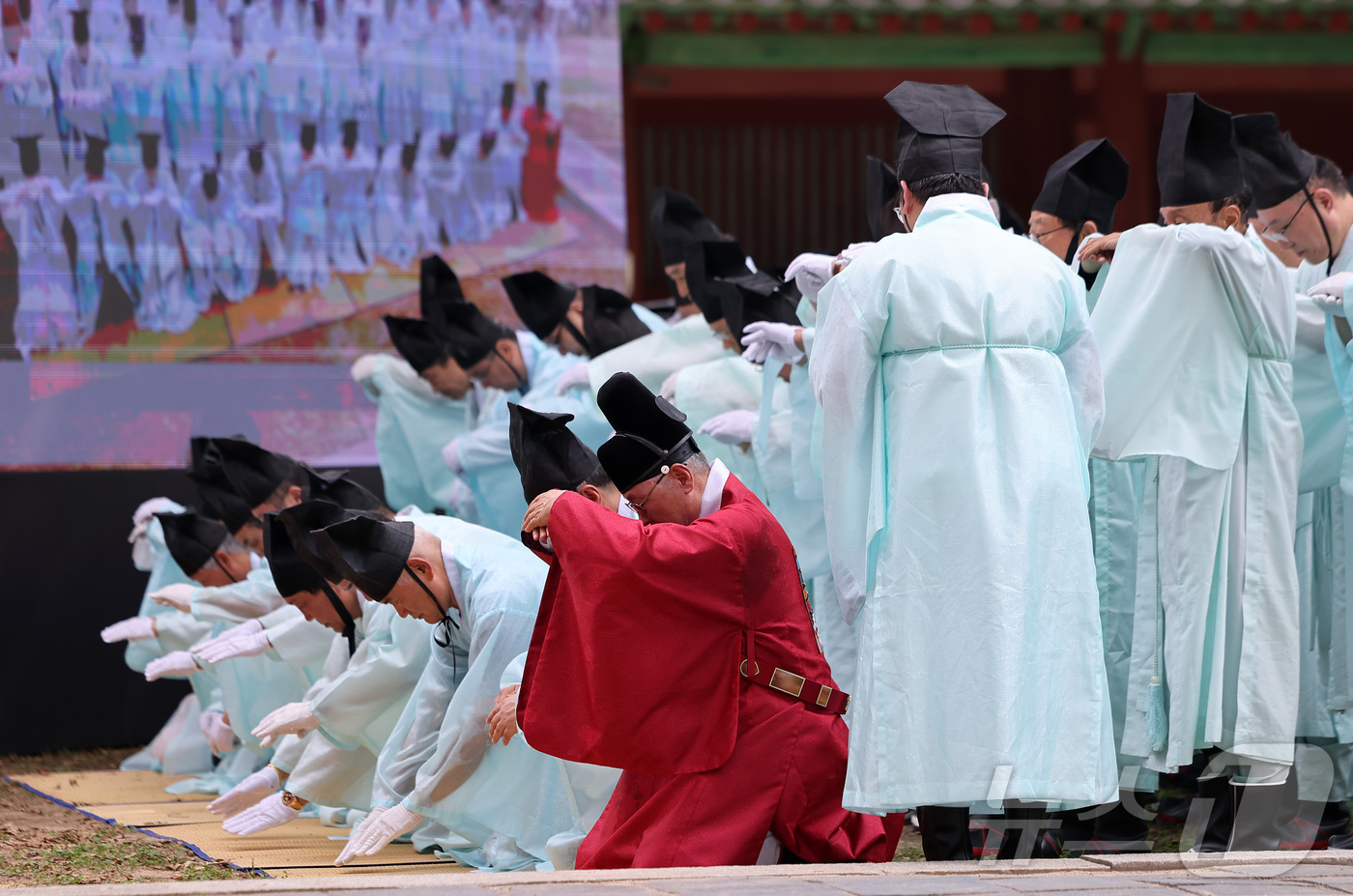 (서울=뉴스1) 김성진 기자 = 24일 서울 종로구 성균관 대성전에서 열린 '공기 2577년 성균관 대성전 준공식 및 위패 환안 행차'에서 대성전 위패를 본래 자리로 모시는 환안 …
