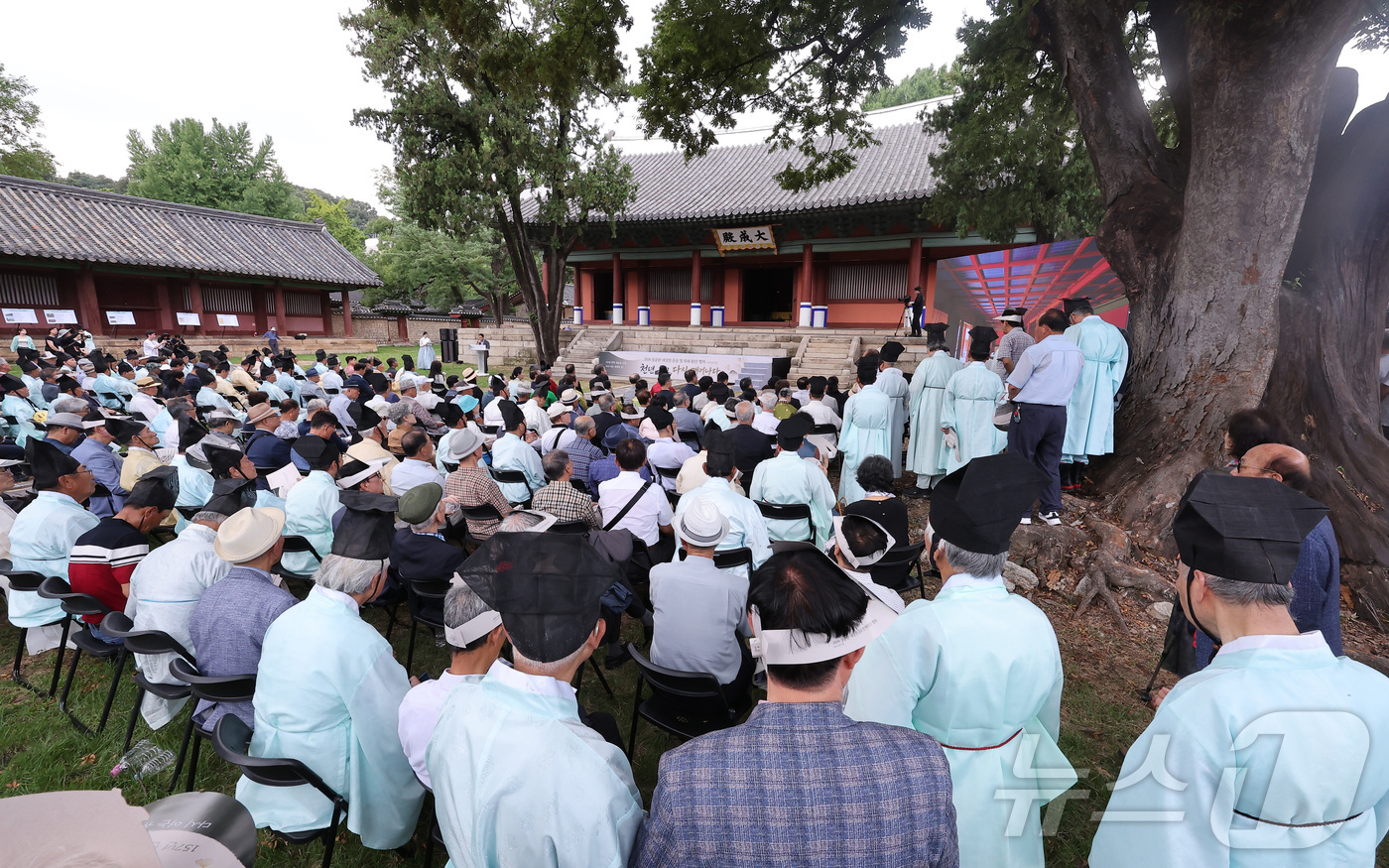 (서울=뉴스1) 김성진 기자 = 24일 서울 종로구 성균관 대성전에서 '공기 2577년 성균관 대성전 준공식 및 위패 환안 행차' 행사가 진행되고 있다.대성전은 공자와 4대 성인, …
