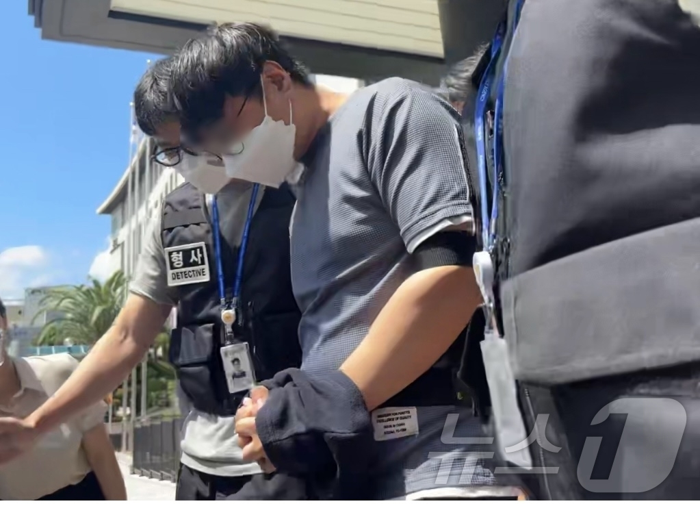 (제주=뉴스1) 홍수영 기자 = 지난 5월 실종된 장미란 씨(37)의 사건을 허위 종결한 혐의로 긴급체포된 A 경장이 24일 제주지방법원에서 체포적부심 심사를 받고 나오고 있다.2 …