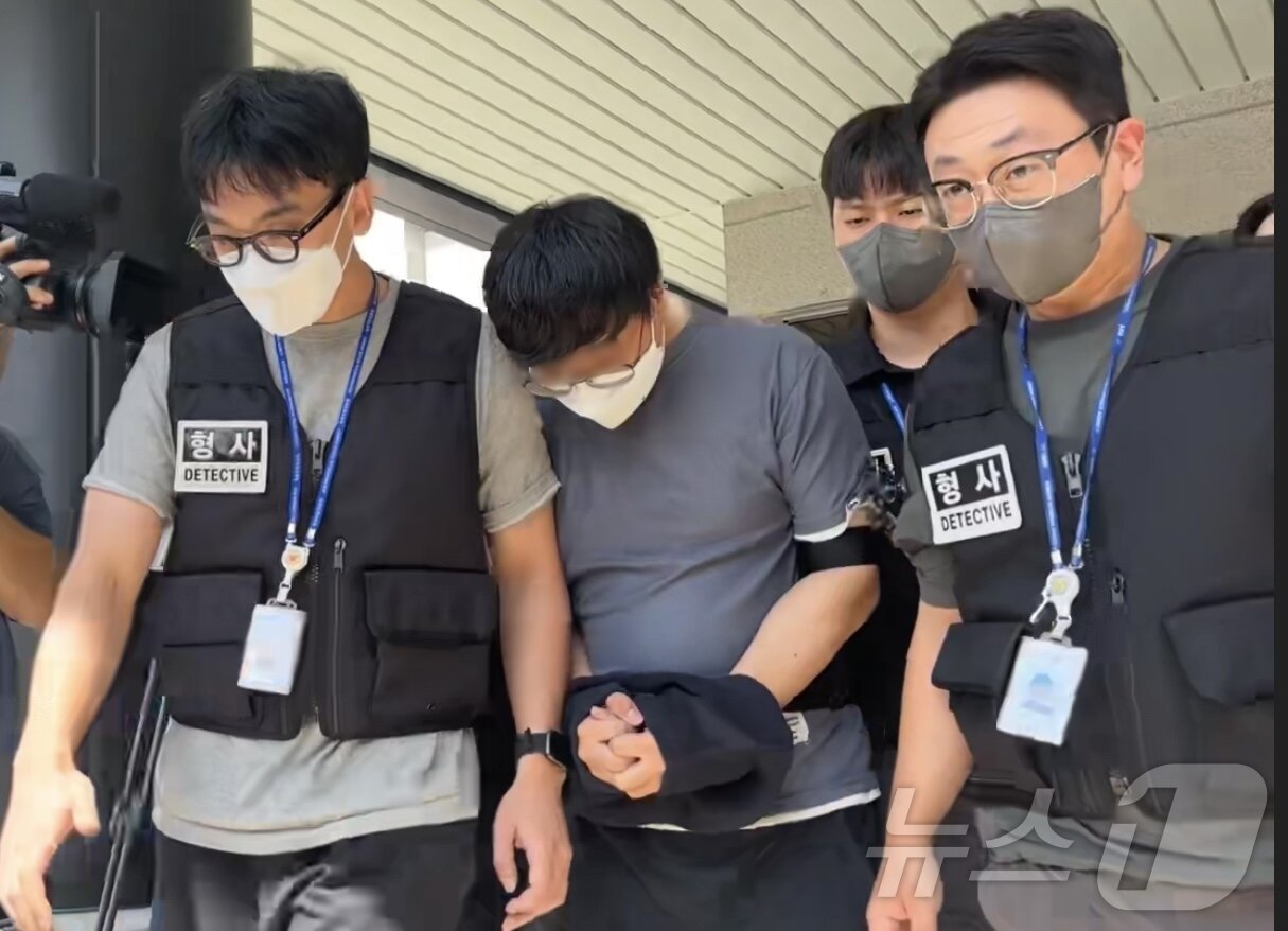 본문 이미지 - 지난 5월 실종된 장미란 씨(37)의 사건을 허위 종결한 혐의로 긴급체포된 A 경장이 24일 제주지방법원에서 체포적부심 심사를 받고 나오고 있다.2026.8.24 ⓒ 뉴스1 홍수영 기자