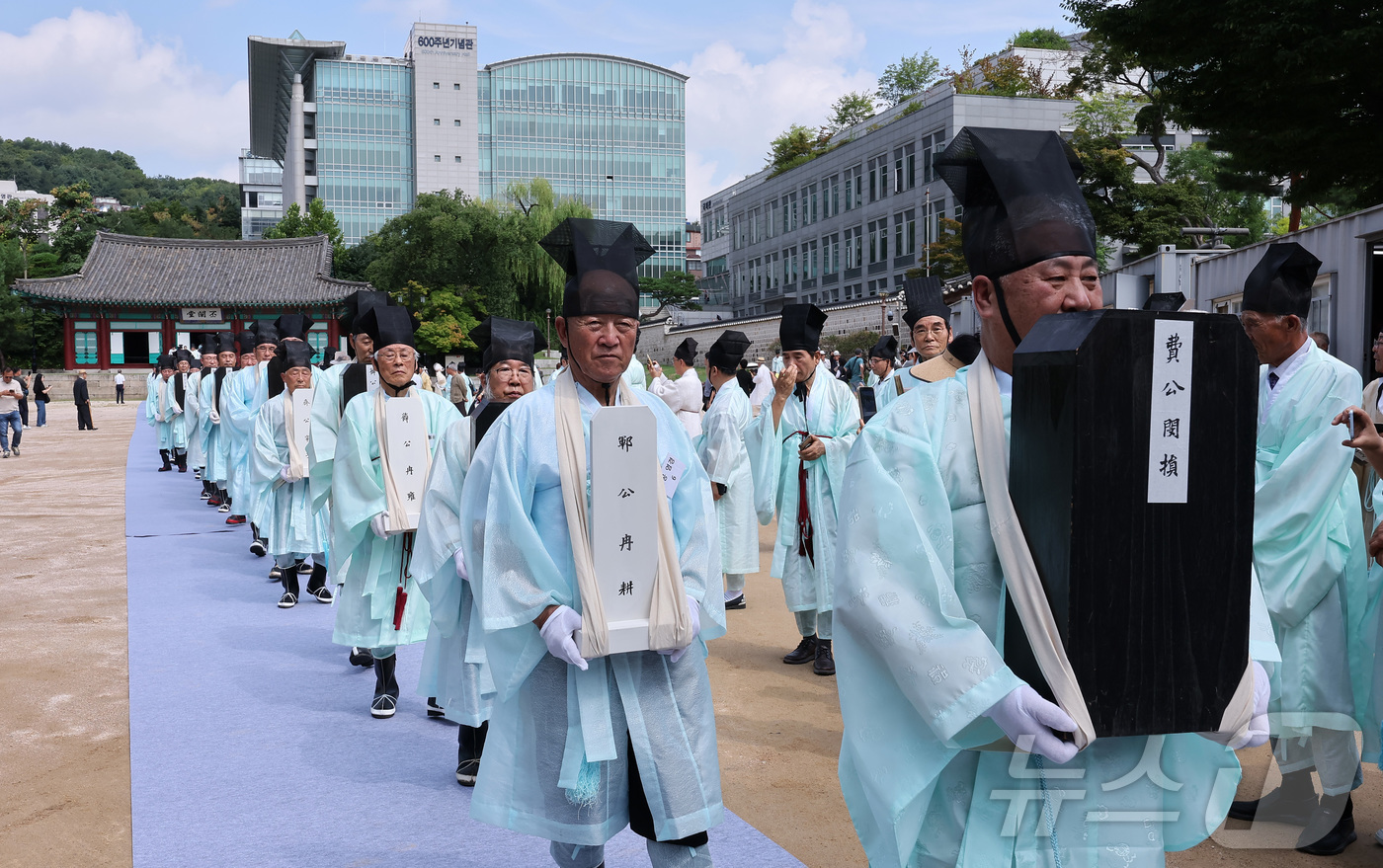 (서울=뉴스1) 김성진 기자 = 24일 서울 종로구 성균관 대성전에서 열린 '공기 2577년 성균관 대성전 준공식 및 위패 환안 행차'에서 대성전 위패를 본래 자리로 모시는 환안 …
