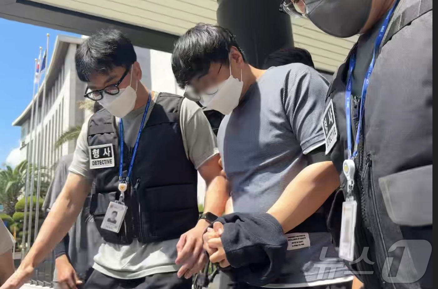 (제주=뉴스1) 홍수영 기자 = 지난 5월 실종된 장미란 씨(37)의 사건을 허위 종결한 혐의로 긴급체포된 A 경장이 24일 제주지방법원에서 체포적부심 심사를 받고 나오고 있다.2 …