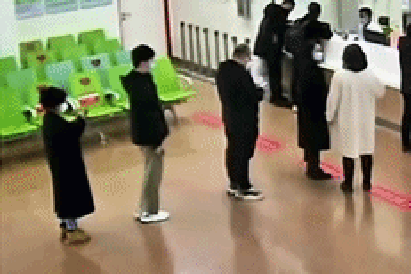 임신부에 자리 양보하자 '너도나도'…배려가 만든 '훈훈한 릴레이' 감동[영상]
