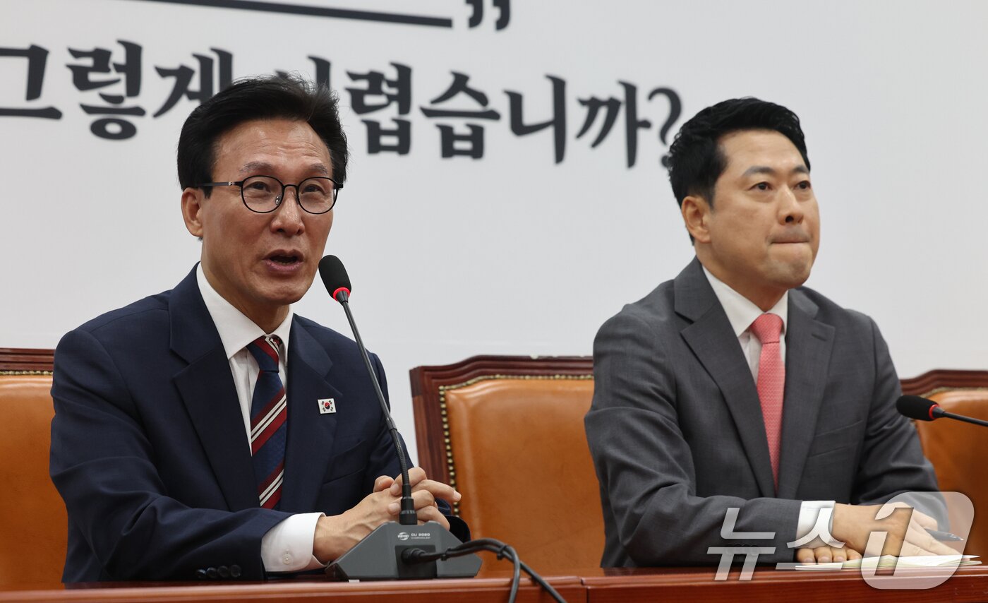 본문 이미지 - 김민석 더불어민주당 대표가 24일 서울 여의도 국회에서 장동혁 국민의힘 대표를 예방, 인사말을 하고 있다. 2026.8.24 ⓒ 뉴스1 황기선 기자