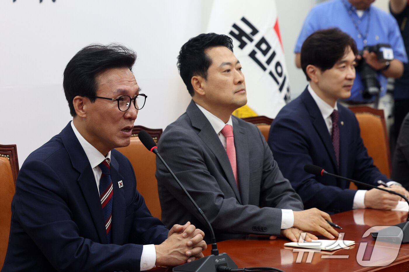 본문 이미지 - 김민석 더불어민주당 대표가 24일 서울 여의도 국회에서 장동혁 국민의힘 대표를 예방, 인사말을 하고 있다. 2026.8.24 ⓒ 뉴스1 황기선 기자