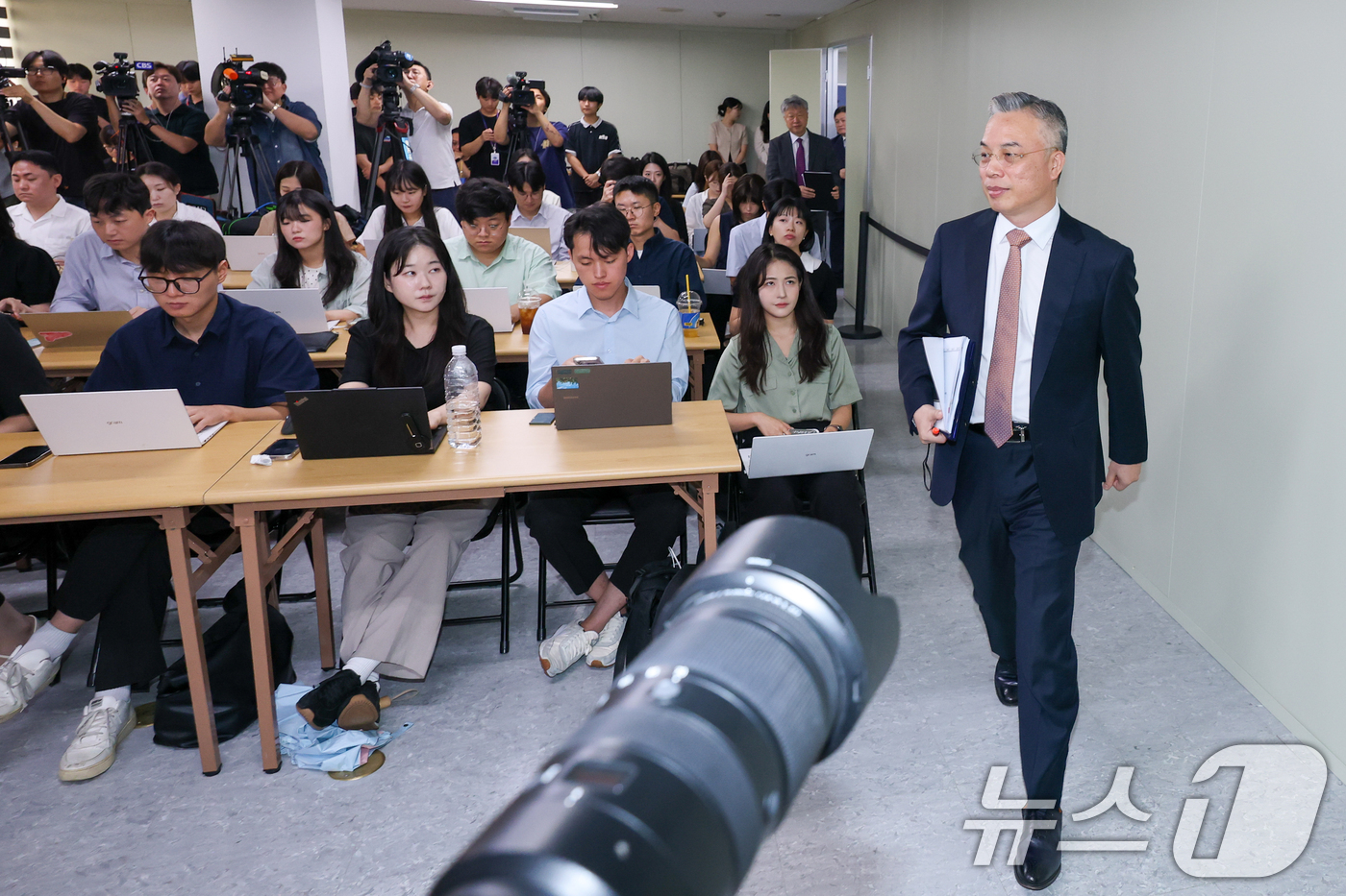 (과천=뉴스1) 안은나 기자 = 윤석열·김건희에 의한 내란·외환 및 국정농단 행위의 진상규명을 위한 권창영 특별검사가 24일 경기 과천시 특검사무실에서 2차 종합특검 180일간의 …