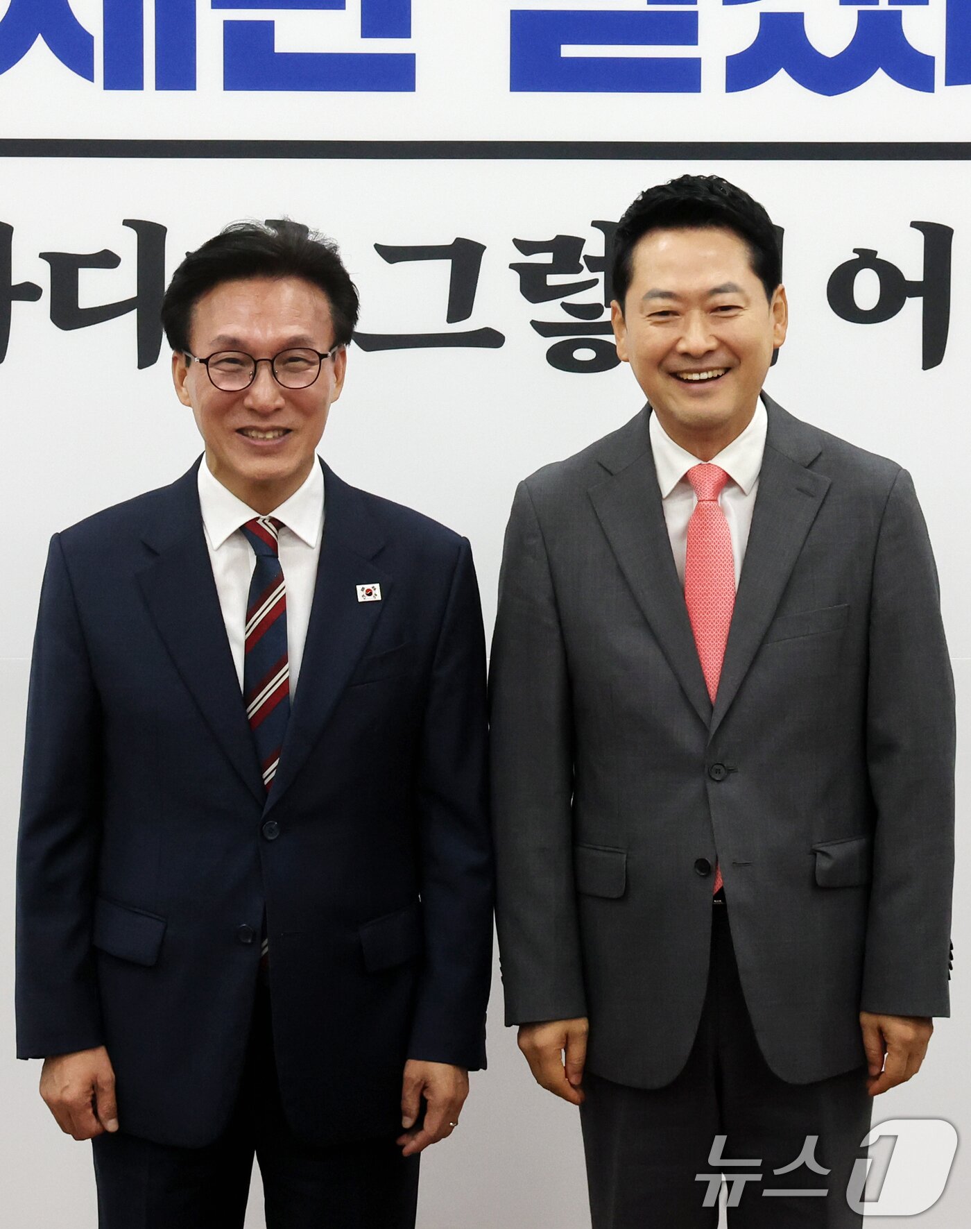 본문 이미지 - 김민석 더불어민주당 대표(왼쪽)가 24일 서울 여의도 국회에서 장동혁 국민의힘 대표를 예방, 기념촬영을 하고 있다. 2026.8.24 ⓒ 뉴스1 황기선 기자