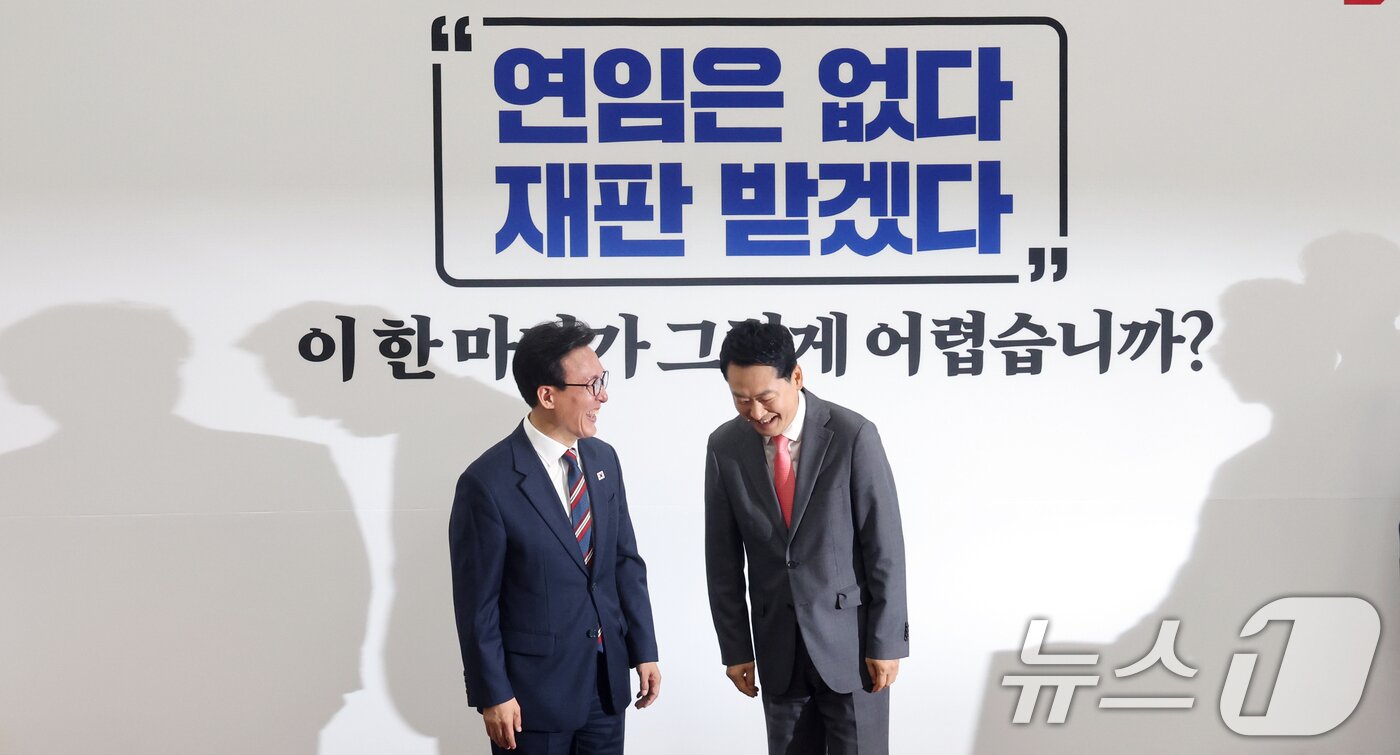 본문 이미지 - 김민석 더불어민주당 대표(왼쪽)가 24일 서울 여의도 국회에서 장동혁 국민의힘 대표를 예방하며 인사를 나누고 있다. 2026.8.24 ⓒ 뉴스1 황기선 기자