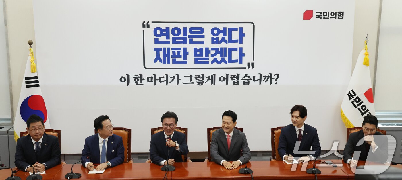 본문 이미지 - 김민석 더불어민주당 대표가 24일 서울 여의도 국회에서 장동혁 국민의힘 대표를 예방, 인사말을 하고 있다. 2026.8.24 ⓒ 뉴스1 황기선 기자