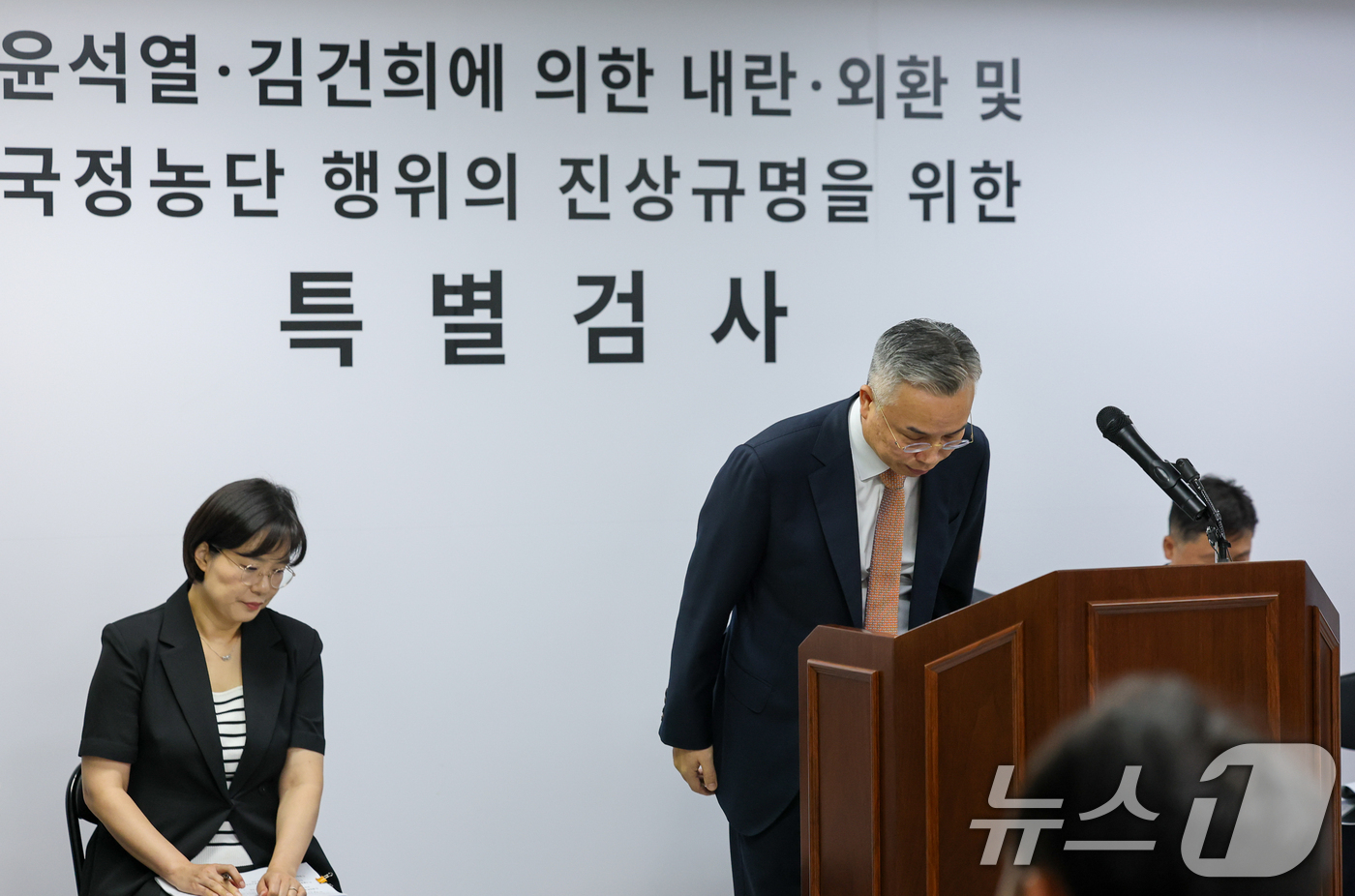 (과천=뉴스1) 안은나 기자 = 윤석열·김건희에 의한 내란·외환 및 국정농단 행위의 진상규명을 위한 권창영 특별검사가 24일 경기 과천시 특검사무실에서 2차 종합특검 180일간의 …
