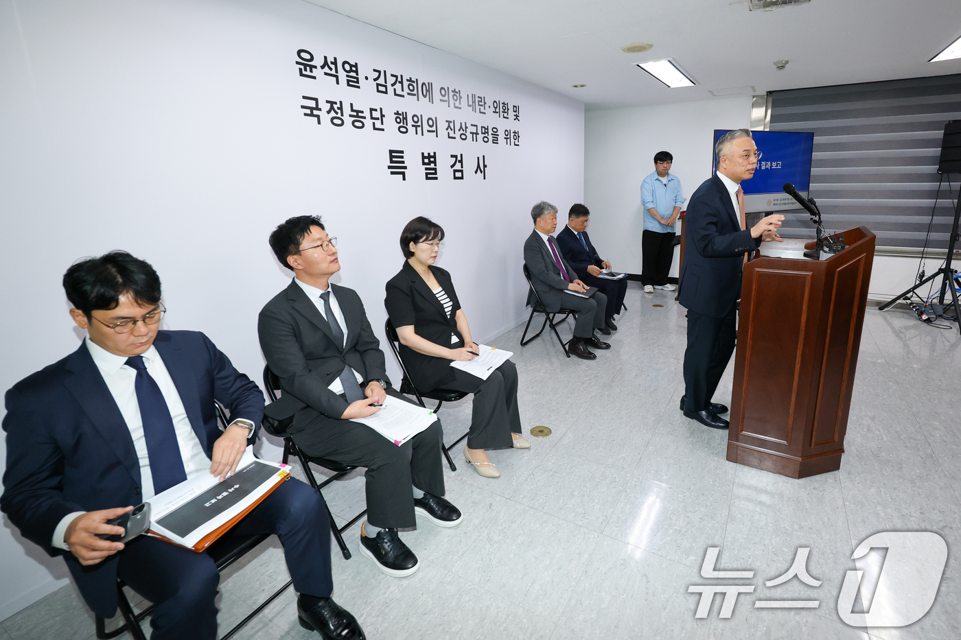 (과천=뉴스1) 안은나 기자 = 윤석열·김건희에 의한 내란·외환 및 국정농단 행위의 진상규명을 위한 권창영 특별검사가 24일 경기 과천시 특검사무실에서 2차 종합특검 180일간의 …