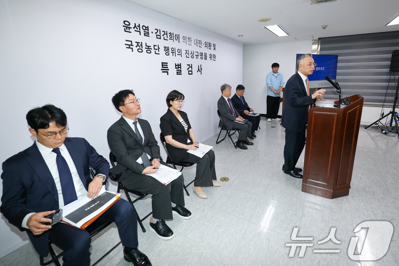 본문 이미지 - 윤석열·김건희에 의한 내란·외환 및 국정농단 행위의 진상규명을 위한 권창영 특별검사가 24일 경기 과천시 특검사무실에서 2차 종합특검 180일간의 수사 결과에 대해 브리핑을 하며 인사하고 있다. 2026.8.24 ⓒ 뉴스1 안은나 기자
