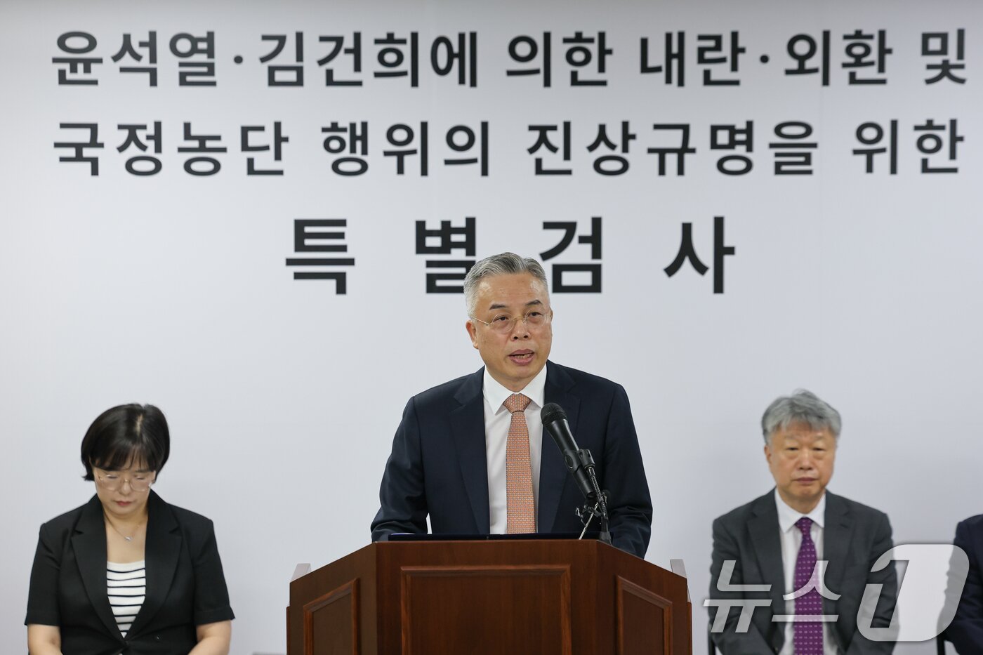 본문 이미지 - 윤석열·김건희에 의한 내란·외환 및 국정농단 행위의 진상규명을 위한 권창영 특별검사가 지난 8월 24일 경기 과천시 특검사무실에서 2차 종합특검 180일간의 수사 결과에 대해 브리핑을 하고 있다. 2026.8.24 ⓒ 뉴스1 안은나 기자