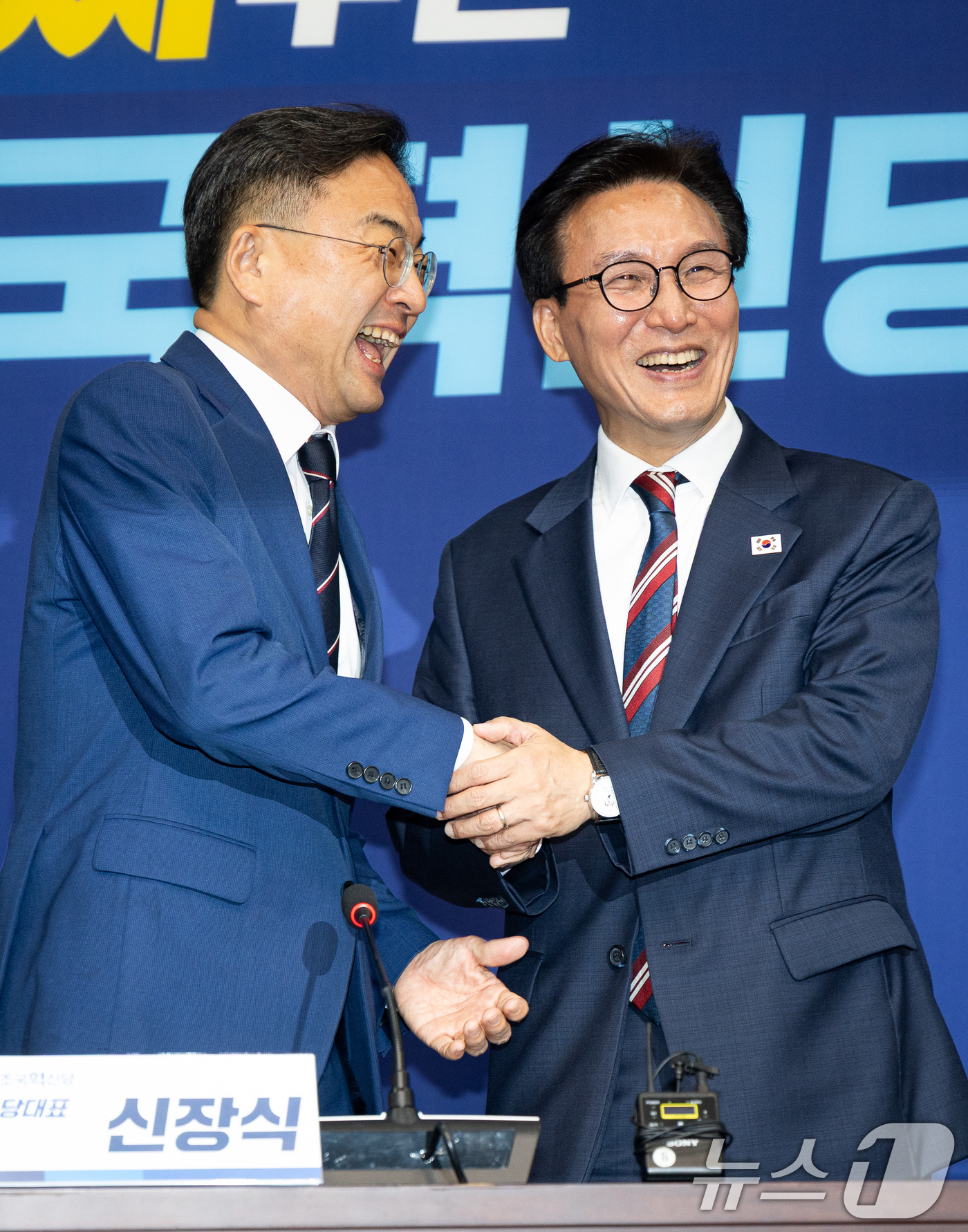 (서울=뉴스1) 유승관 기자 = 김민석 더불어민주당 대표가 24일 서울 여의도 국회에서 신장식 조국혁신당 대표를 예방, 손을 맞잡고 기념 촬영을 하고 있다. 2026.8.24/뉴스 …