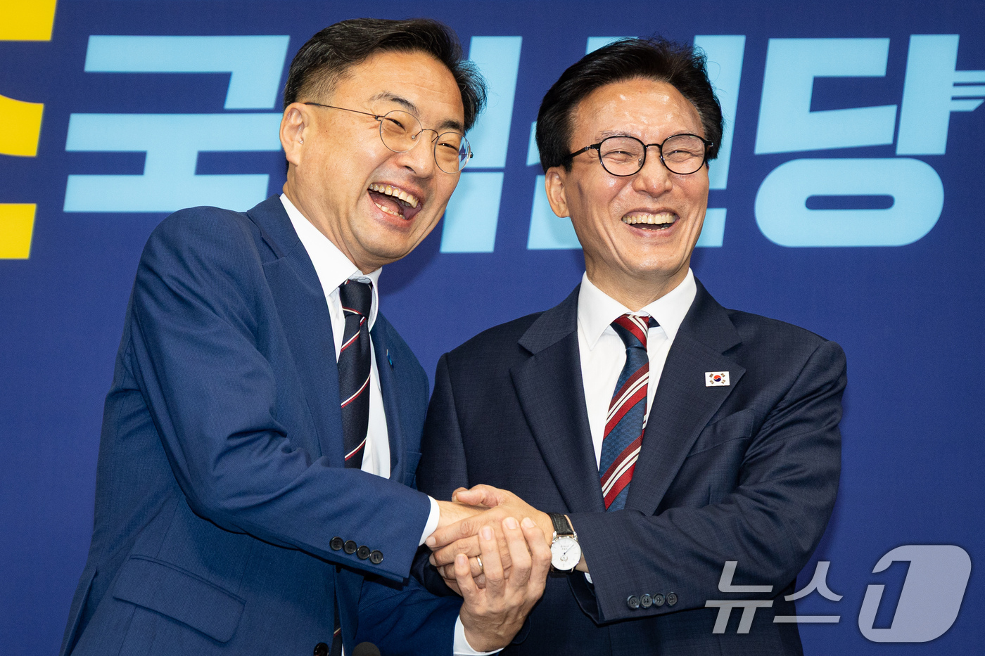 (서울=뉴스1) 유승관 기자 = 김민석 더불어민주당 대표가 24일 서울 여의도 국회에서 신장식 조국혁신당 대표를 예방, 손을 맞잡고 기념 촬영을 하고 있다. 2026.8.24/뉴스 …