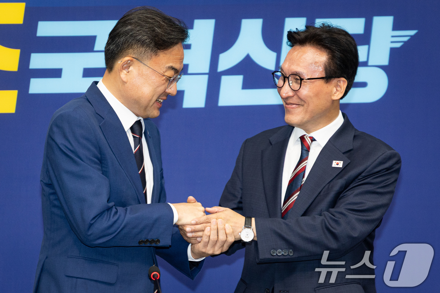 (서울=뉴스1) 유승관 기자 = 김민석 더불어민주당 대표가 24일 서울 여의도 국회에서 신장식 조국혁신당 대표를 예방, 손을 맞잡고 있다. 2026.8.24/뉴스1