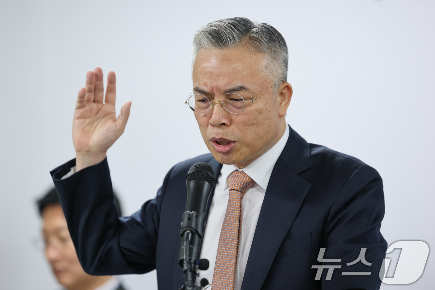(과천=뉴스1) 안은나 기자 = 윤석열·김건희에 의한 내란·외환 및 국정농단 행위의 진상규명을 위한 권창영 특별검사가 24일 경기 과천시 특검사무실에서 2차 종합특검 180일간의 …