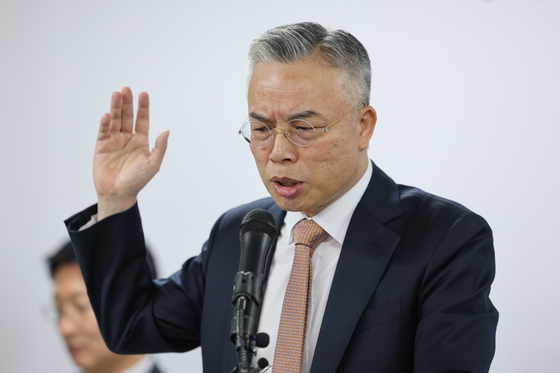 브리핑하는 권창영 특검