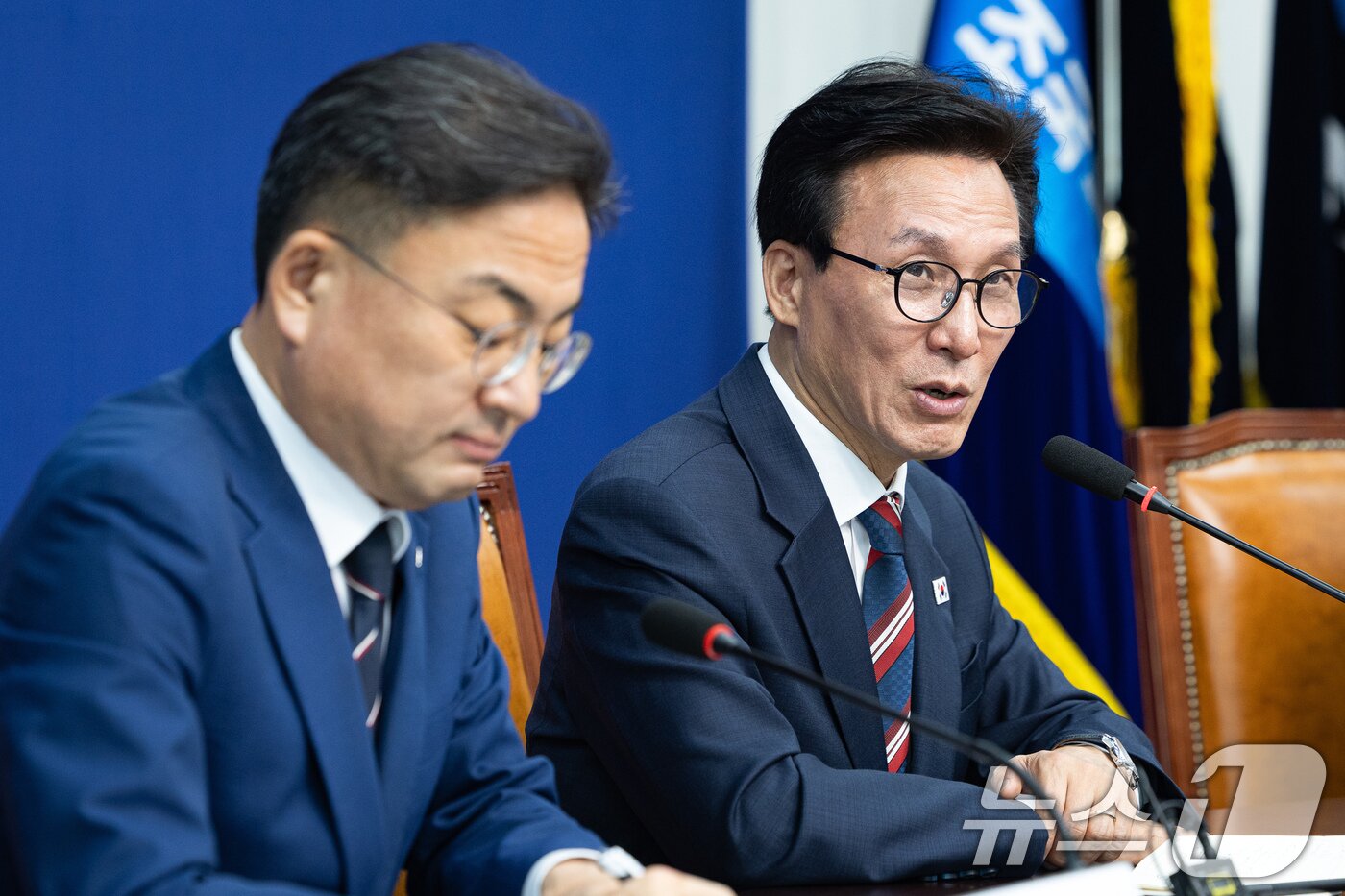 본문 이미지 - 김민석 더불어민주당 대표가 24일 서울 여의도 국회에서 신장식 조국혁신당 대표를 예방, 인사말을 하고 있다. 2026.8.24 ⓒ 뉴스1 유승관 기자