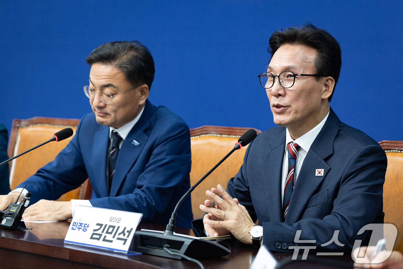 (서울=뉴스1) 유승관 기자 = 김민석 더불어민주당 대표가 24일 서울 여의도 국회에서 신장식 조국혁신당 대표를 예방, 인사말을 하고 있다. 2026.8.24/뉴스1